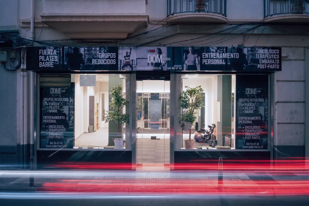 Fachada de DOM Studio en Zaragoza al anochecer