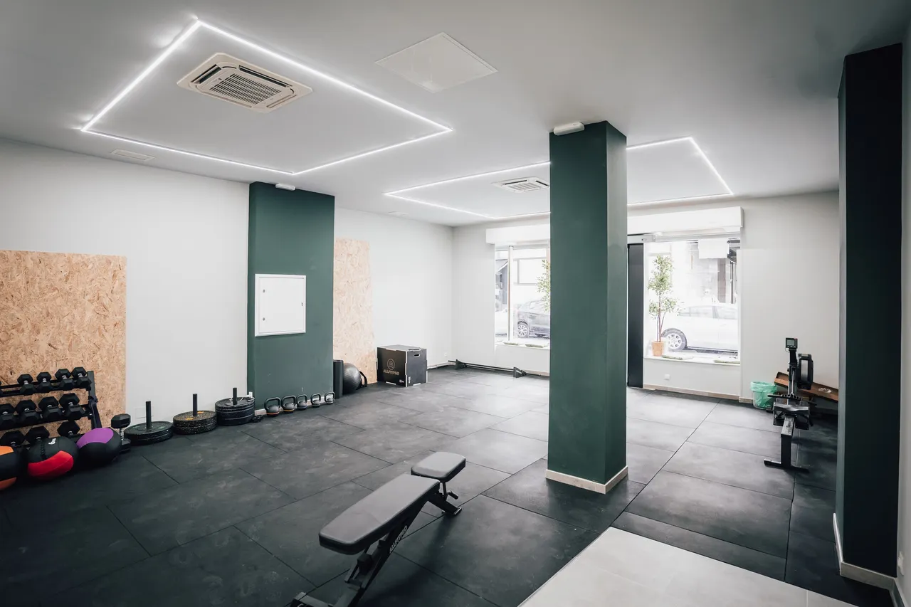 Sala de entrenamiento de fuerza de DOM Studio