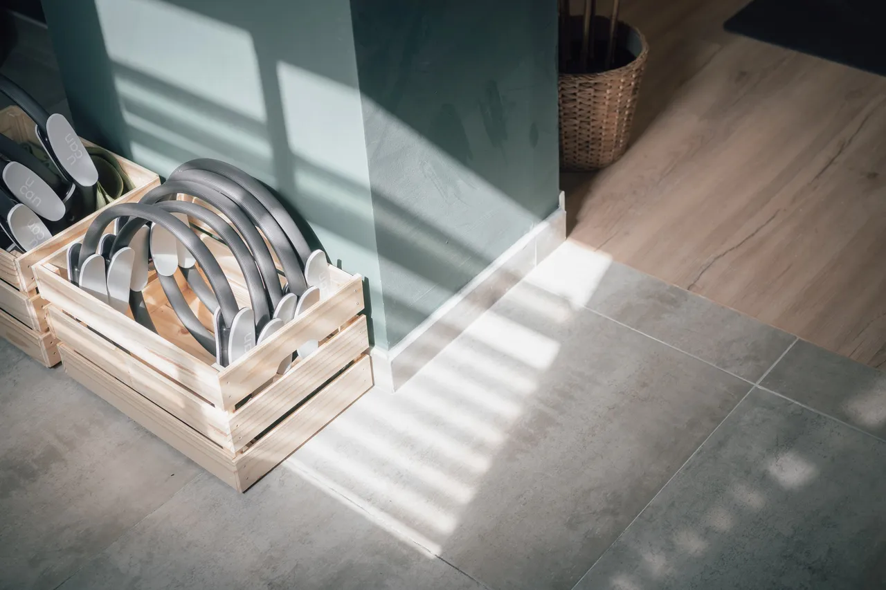 Material de entrenamiento junto a la ventana de DOM Studio